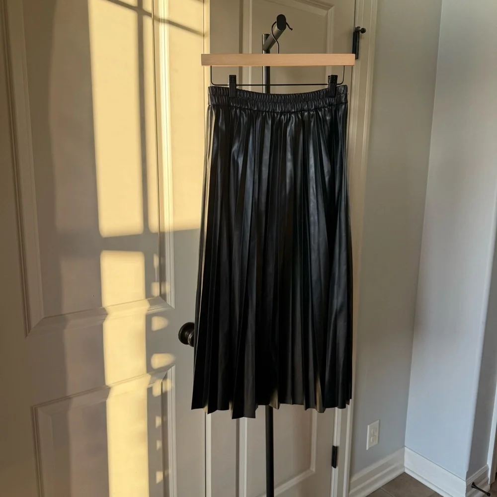 Sincerely Jules Black Faux Leather Pleated Midi Skirt Size M Anthropologie Style - Picture 2 of 4